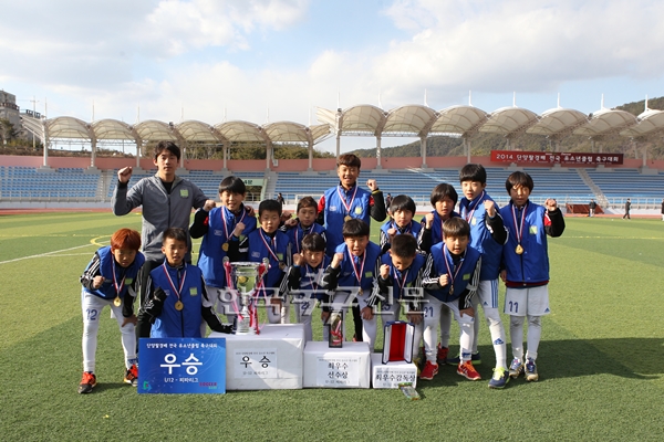 U-12 ÇÇÆÄ¸®±× ¿ì½ÂÆÀ ÄÚ¿À¹ö. (»çÁø=À⵿̱ ±âÀÚ)
